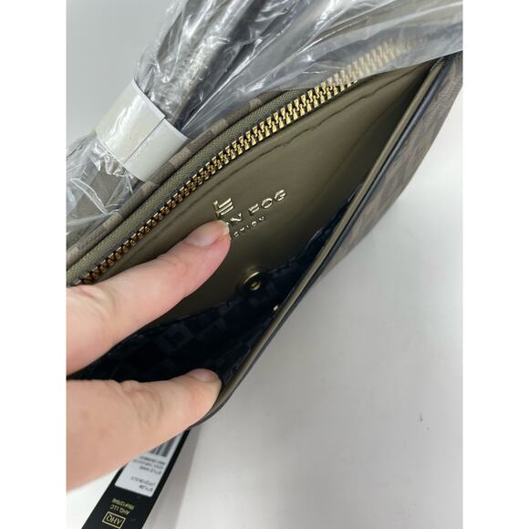 London Fog Addison Tower Signature Print Crossbody Bag‎ Olive Green Purse NWT - Picture 3 of 7